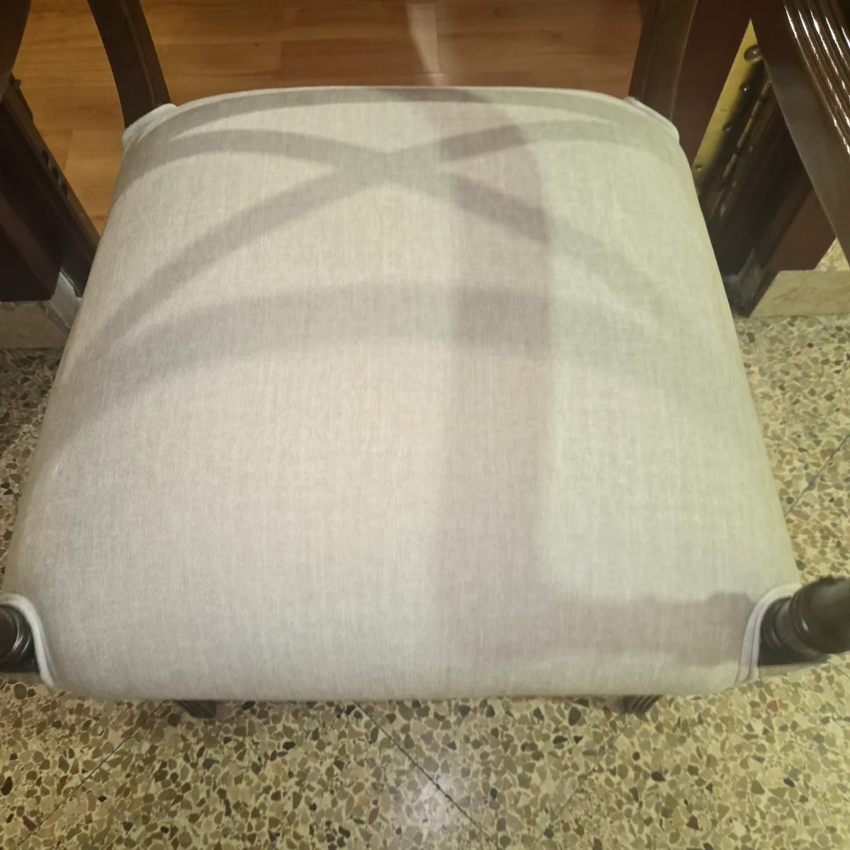Silla Luis XV tapizada en tono crudo con respaldo curvo