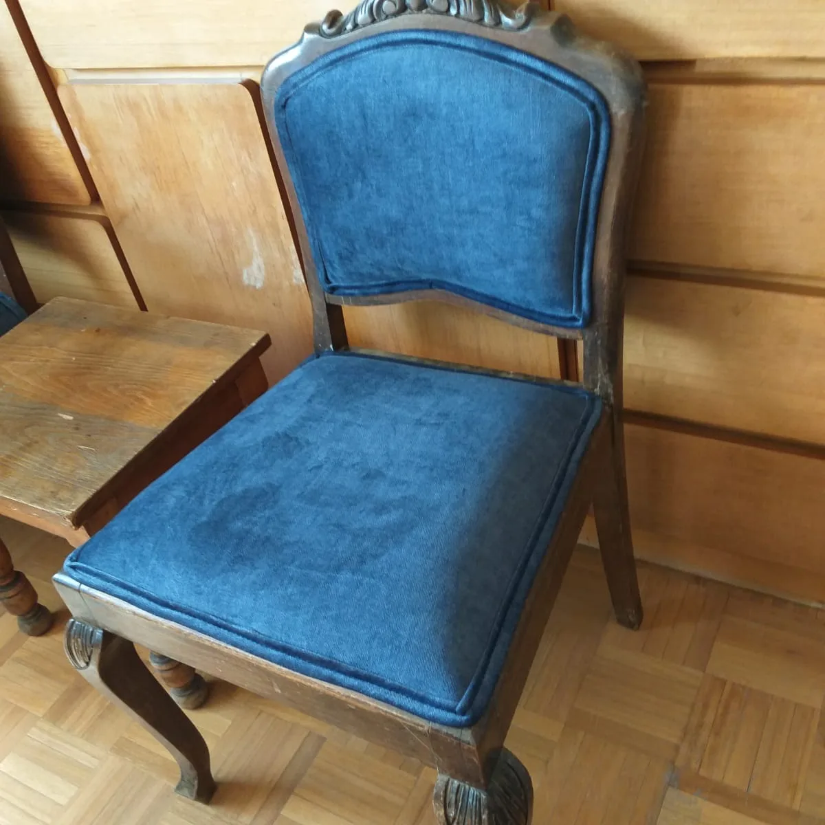 Silla Luis XV tapizada en terciopelo azul tras restauración artesanal