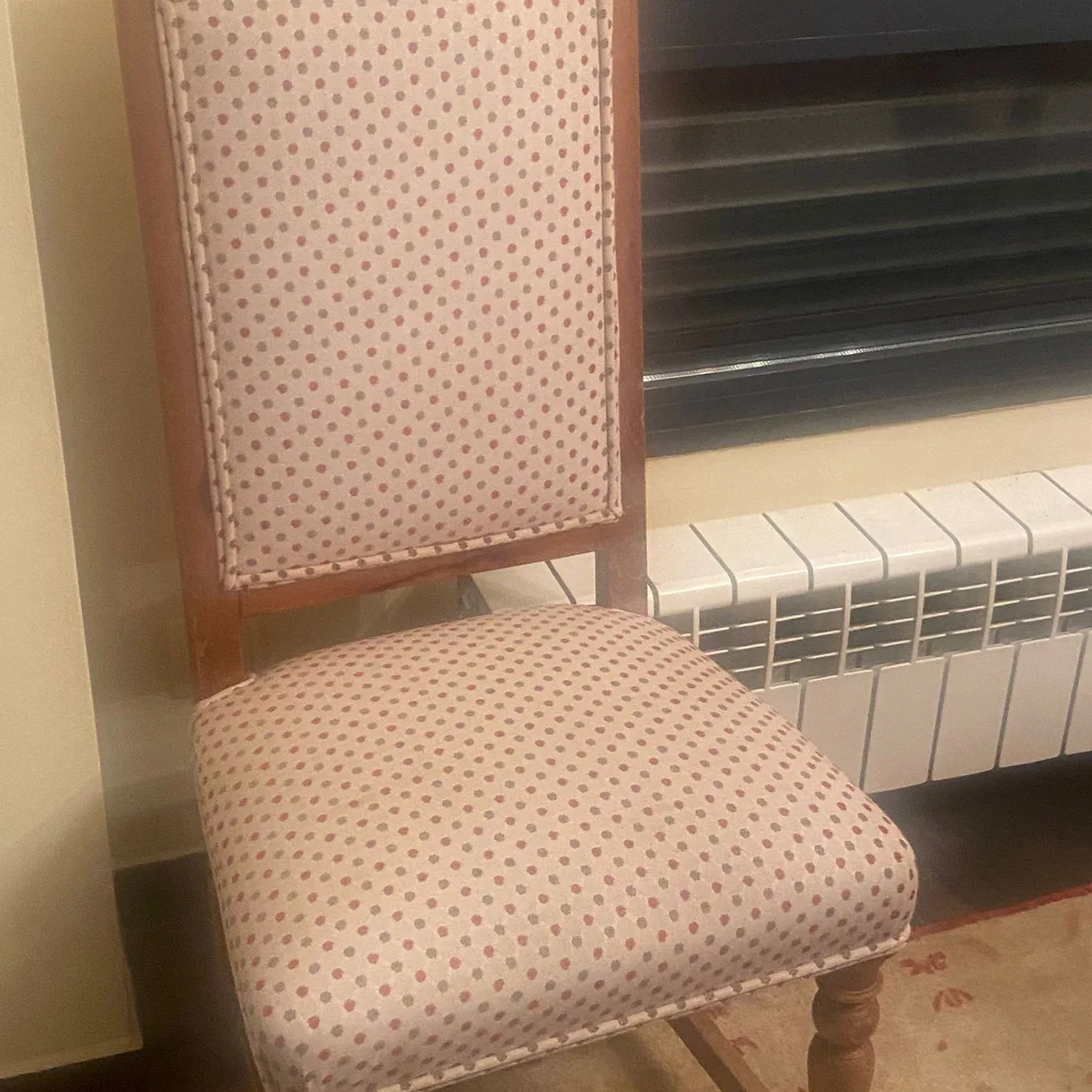 Silla tapizada con tela de lunares pastel restaurada en casa cliente