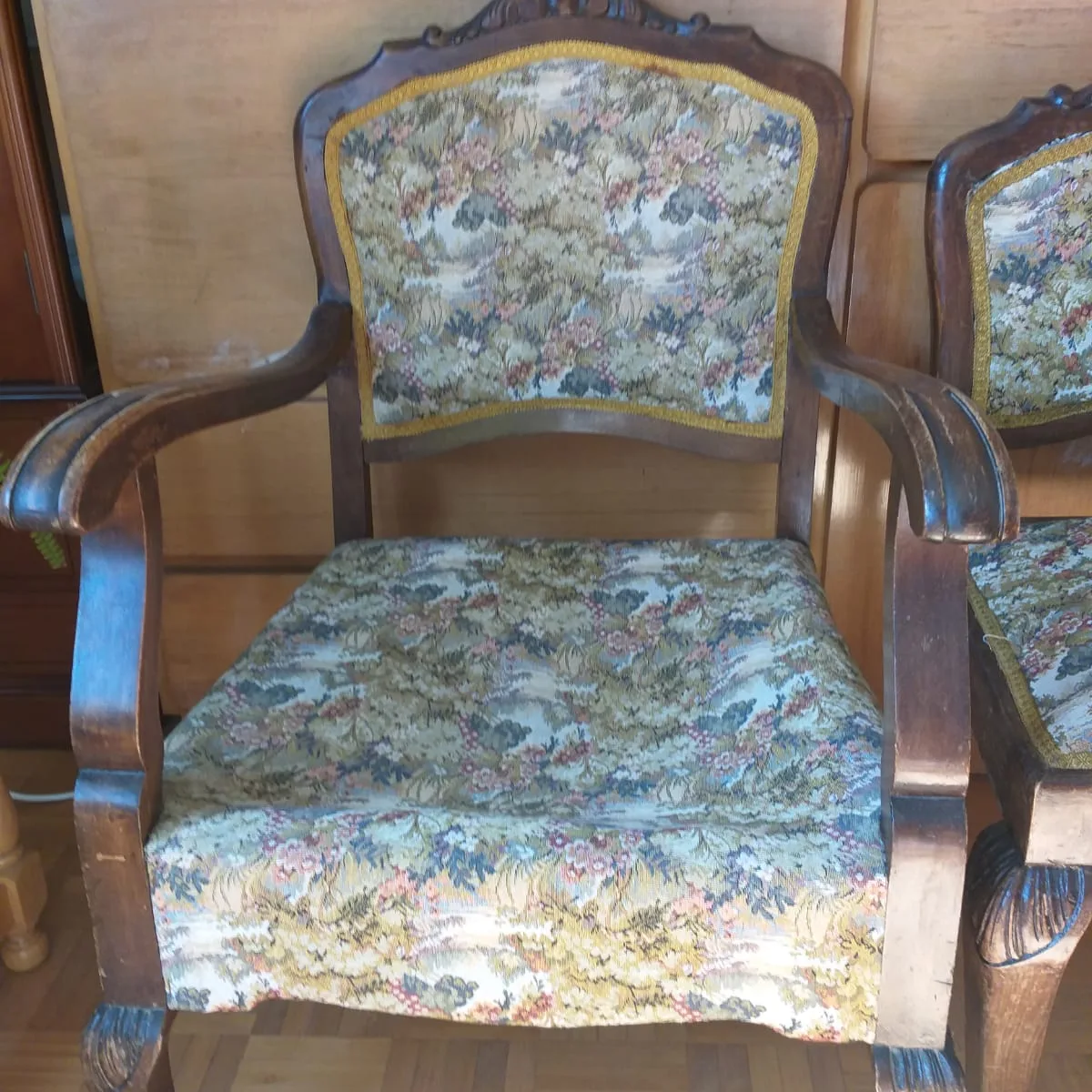 Sillón con brazos tapizado en tela floral verde restaurado