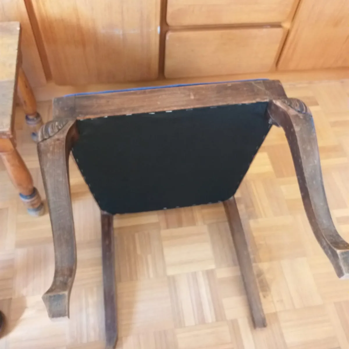 Sillón Luis XV con brazos tapizado en terciopelo azul