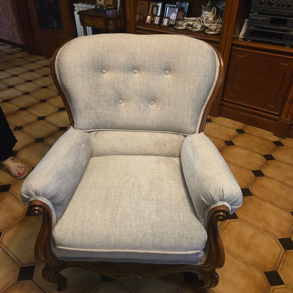 Sillón provenzal en gris claro, segundo ángulo
