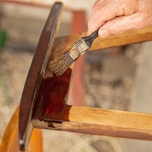 Imagen del taller restaurando una silla antigua
