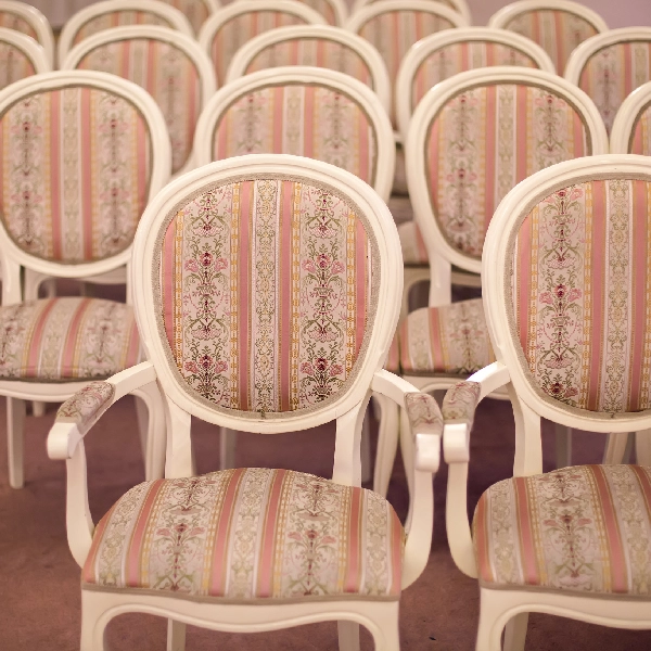Sillas recien tapizadas para un evento realizado en el interior de un restaurante