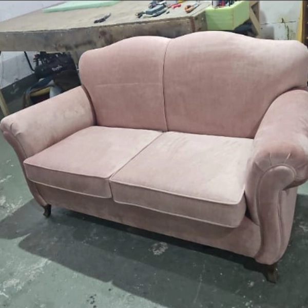 Sofa de dos plazas en color rosa. Tapizdo en la zona de Getafe