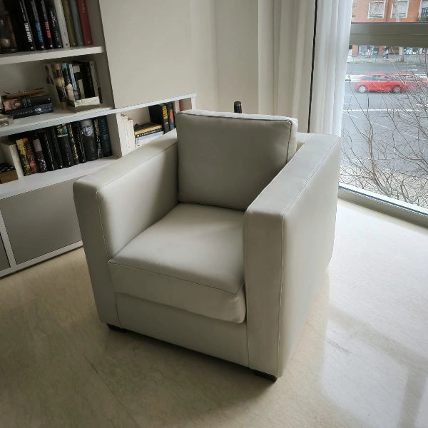 Sillón de Piel moderno tapizado en zona centro de Madrid