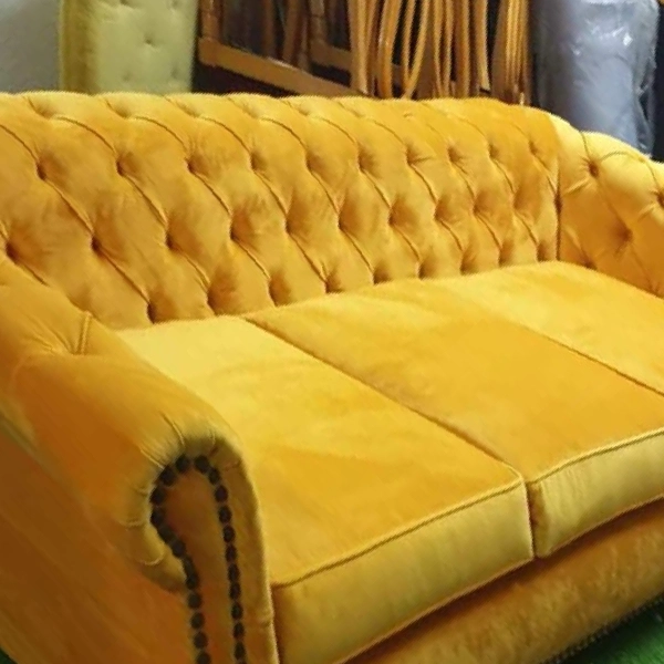 Chesloge en con acabados en madera y color amarillo. Realizado en la zona de Alcalá de Henares